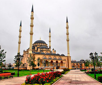 Мечеть "Сердце Чечни", храм Михаила Архангела, Аргун-Сити